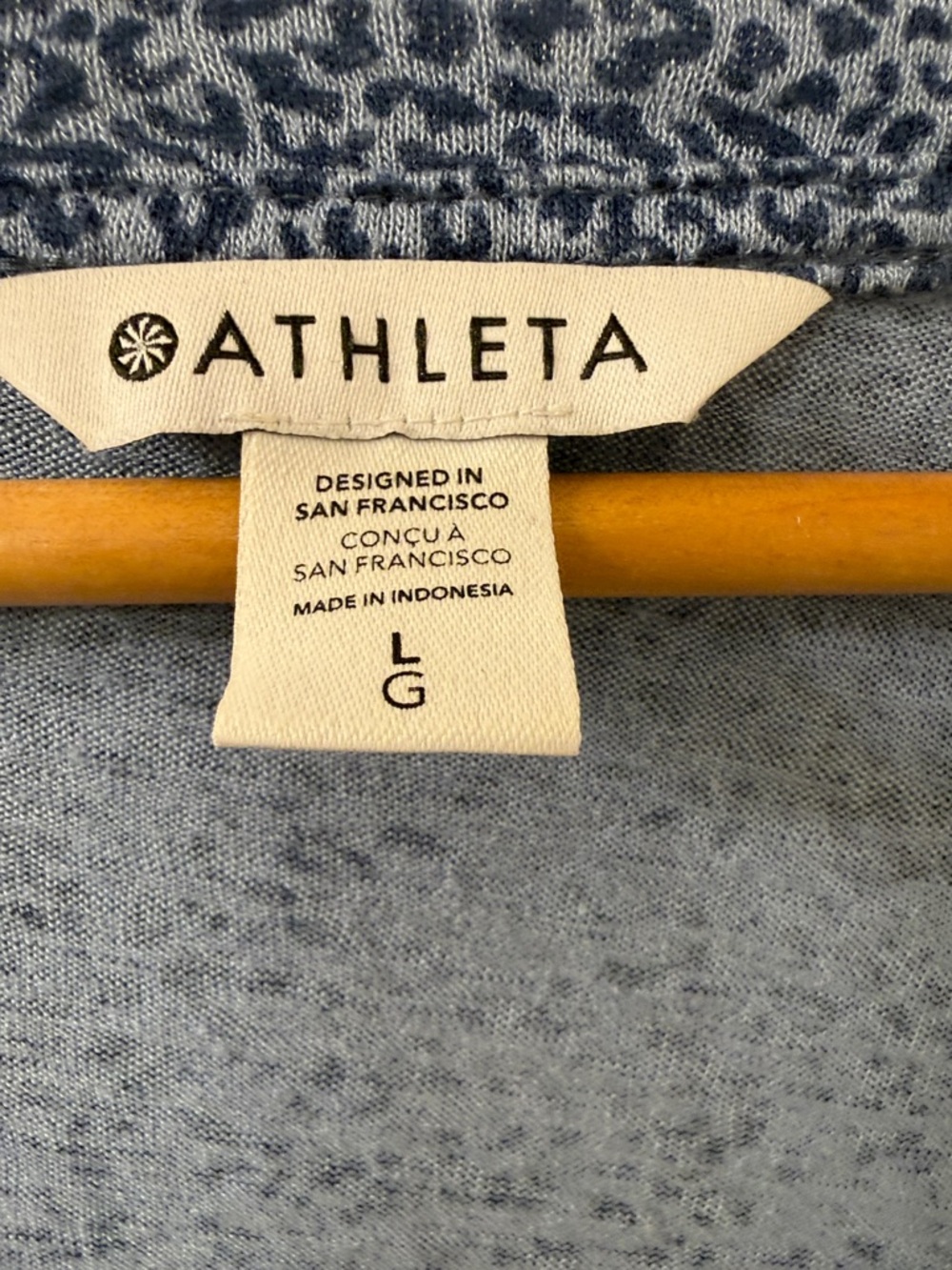 Athleta Blue Leopard Print Breezy Scoop V-Neck Short Sleeve Tee - Picture 2 of 6